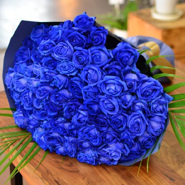青いバラ80本の花束