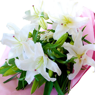豪華大輪系　白いユリの花束