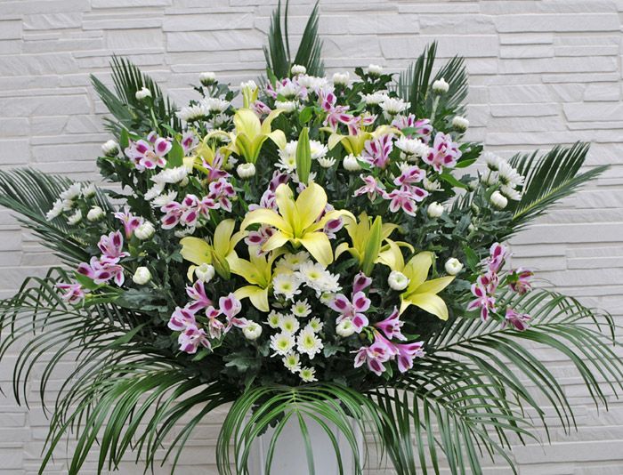 葬儀や告別式などでの供花の手配の方法と注意点