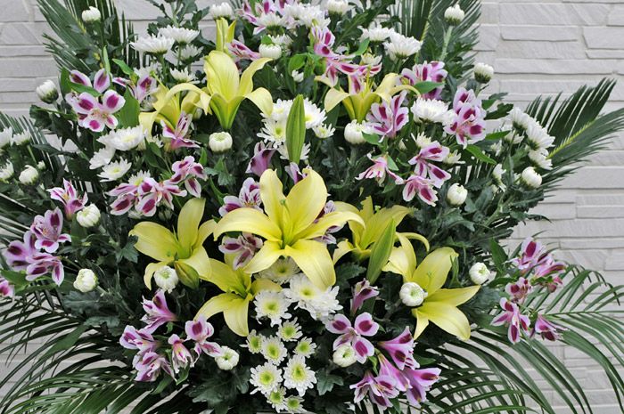 葬儀や告別式などでの供花の手配の方法と注意点