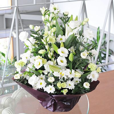 花のプロが作る、納得の供花
  
  デザイナーズお供えアレンジメント 大きなサイズ