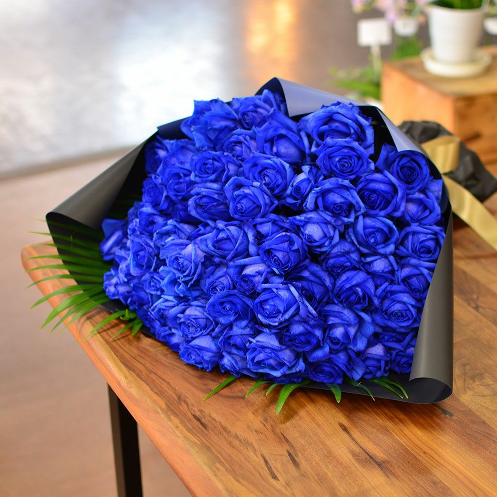 青いバラ70本の花束